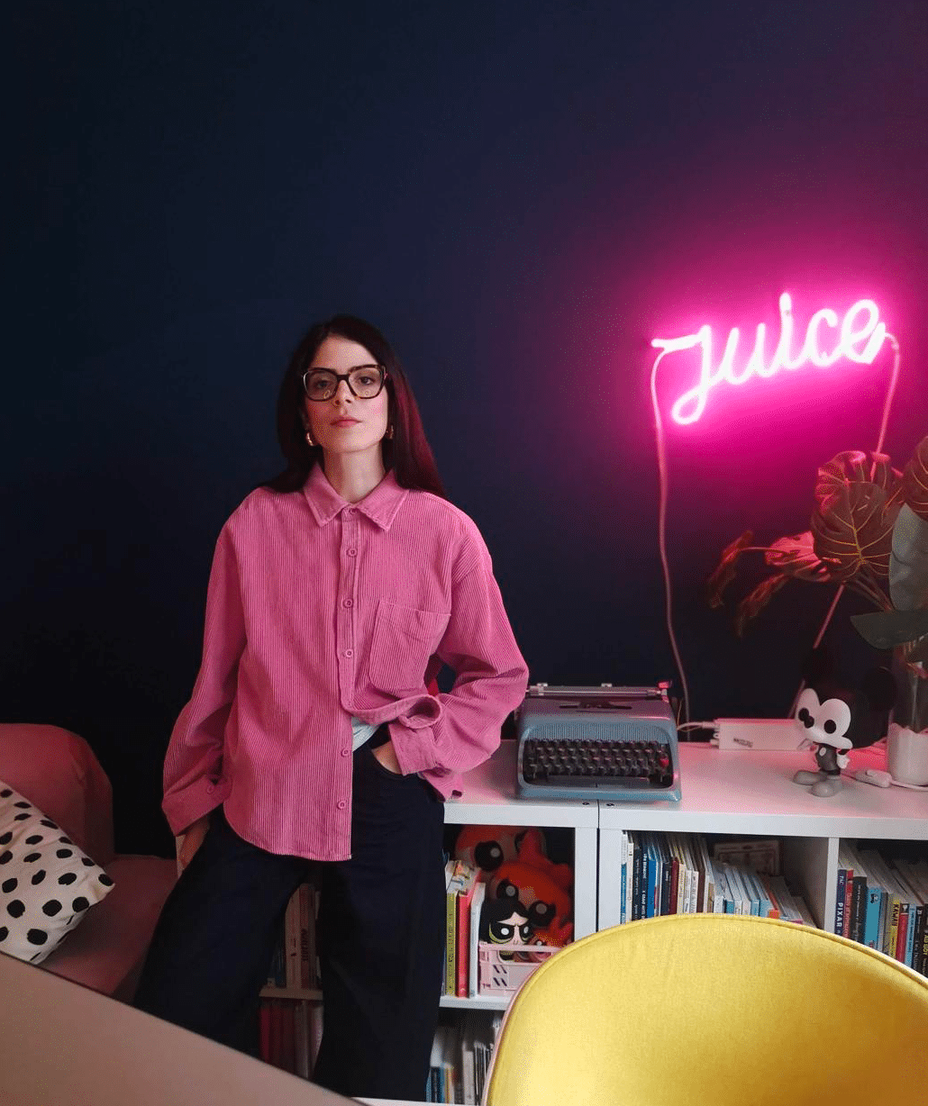 Giulia Amoruso B. nel suo studio, sotto l’insegna al neon Juice